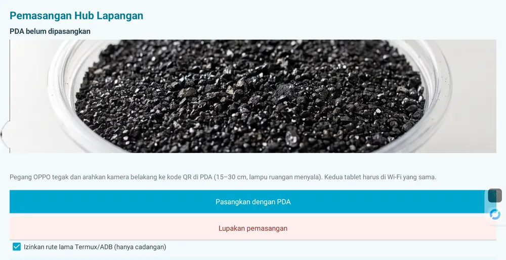 Pemindai terbuka. Kamera belakang membaca kode QR sekali pakai dari tablet pemindai.